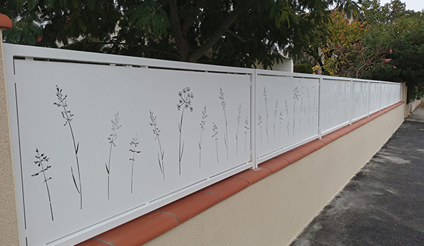 Création originale sur mesure d'après croquis du client  / Maçonnerie, clôture, portail et portillon / Panneaux découpé au laser / Calepinage sur mesure